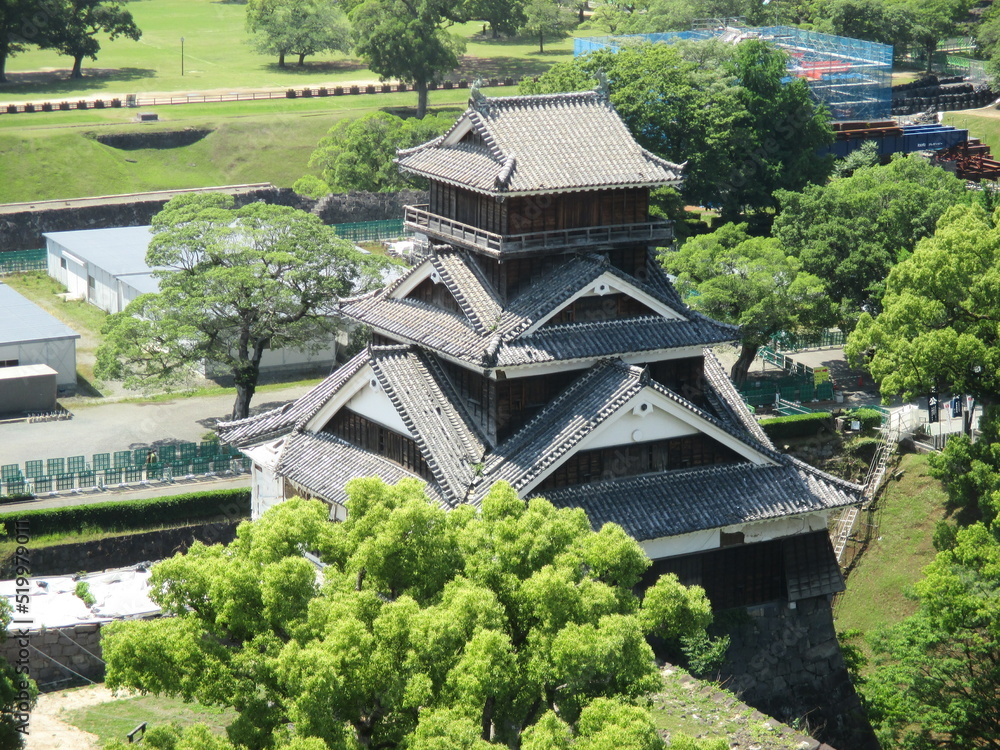 熊本地震から６年、工事が終わり復元された熊本城大天守内の最上階から見た未だ修復中の「宇土櫓」