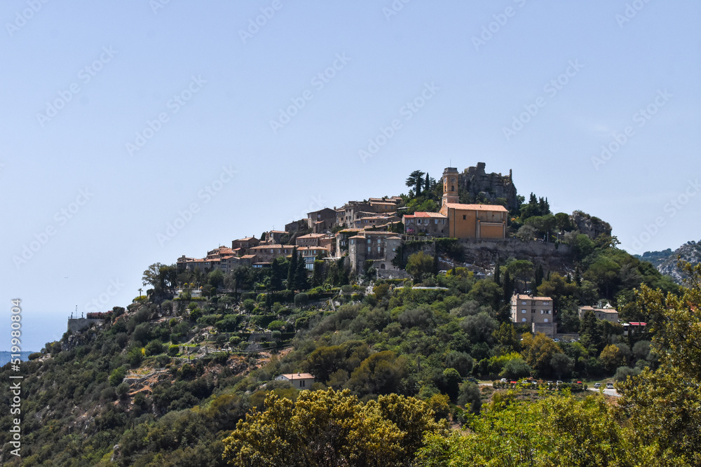 Fotografía del pueblo francés Ézé con las casas incrustadas a la montaña (Francia).