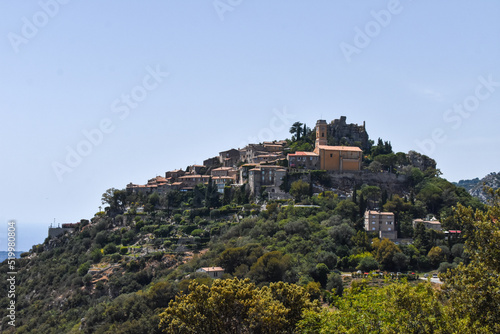 Fotografía del pueblo francés Ézé con las casas incrustadas a la montaña (Francia).