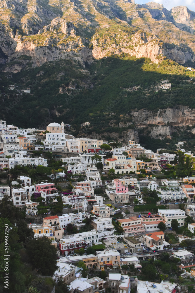 Fotografía del pueblo de Positano, Italia, con sus casas. Fotografía del pueblo de Positano, Italia, con sus casas.