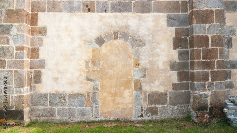 Puerta tapiada de edificio monumental de piedra