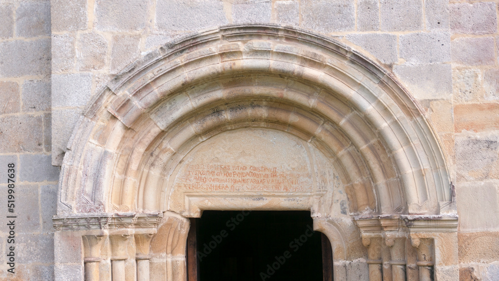 Portada de iglesia monumental con arcada de arcos de medio punto concéntricos