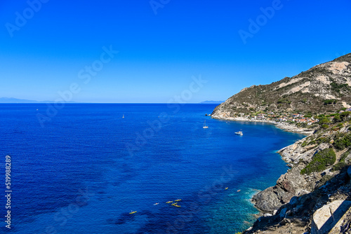 Chiessi  Badeort  Strand  Felsen  K  ste  Bucht  Wassersport  Elba  Insel  Bergstrasse  Meer  Toskana  Toskanischer Archipel  Segelschiffe  Sommer  Italien