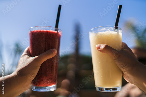 Bebidas refrescantes de verano en lugar paradisiaco servidas en un bar photo