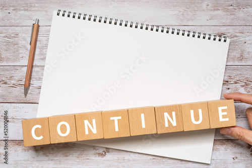 Tableau sur toile 「CONTINUE」と書かれたブロック、ノート、ペン、手