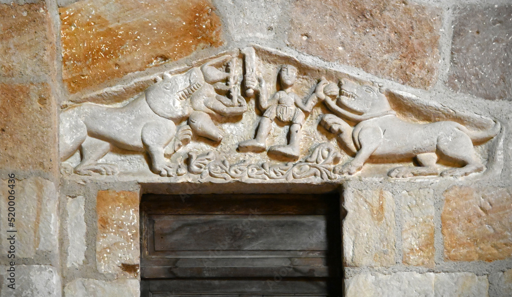 Linteau de porte médiéval sculpté dans l'église de Beaulieu-sur-Dordogne, Corrèze, France