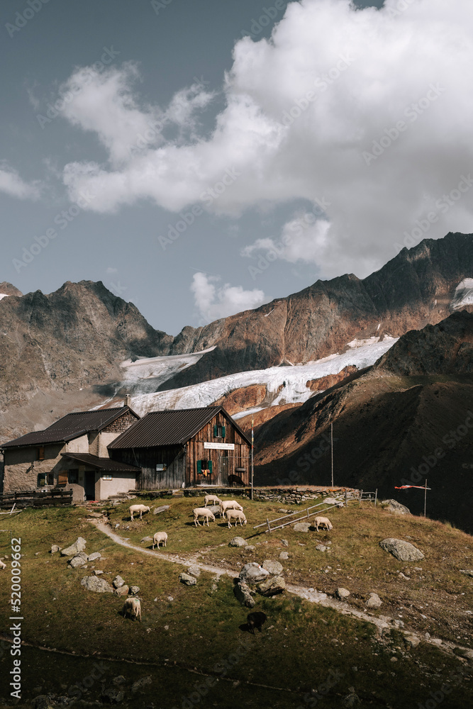 Eine Schutzhütte vor einem Gletscher. Klimawandel am Gletscher. Weißkogelhütte in Langtaufers. Hütte und Gletscher im Sommer