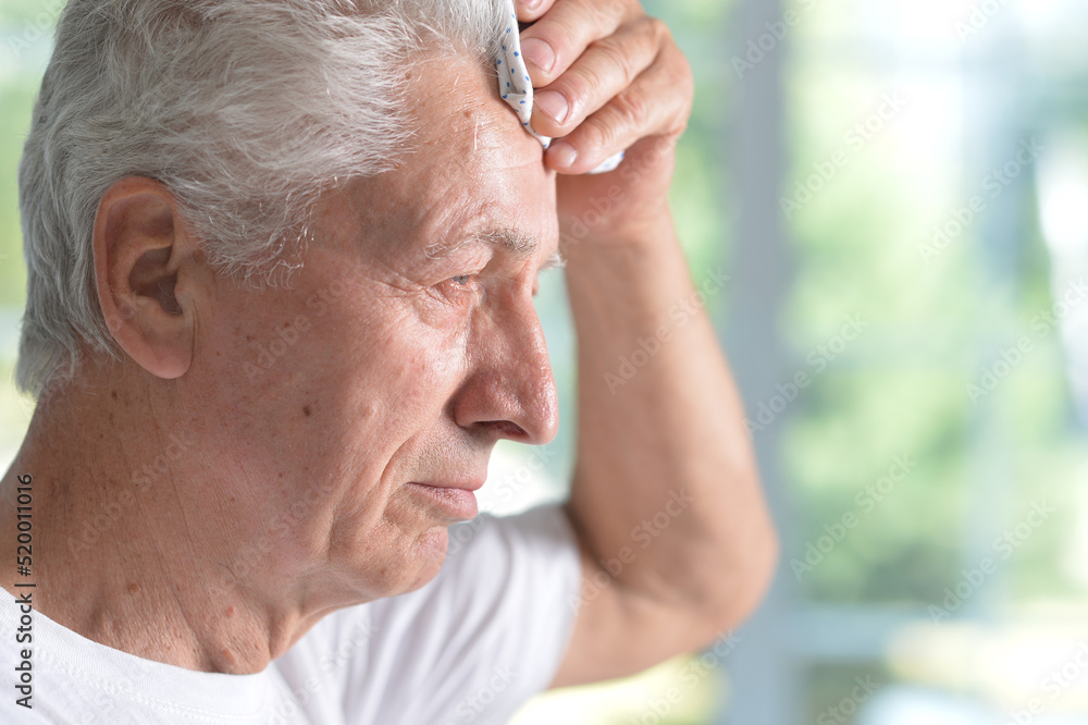 Obraz premium Portrait of sad sick senior man with headache
