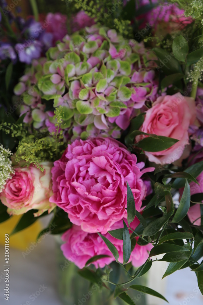 Ramo con peonías, hortensias y rosas Ramo con peonías, hortensias y rosas
