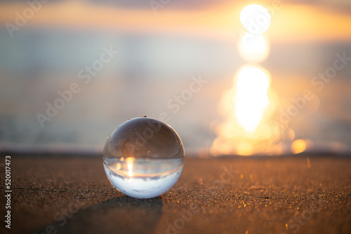 夕暮れの砂浜と水晶玉 © 歌うカメラマン