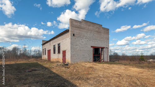 Foto A small abandoned brick industrial building outside during the day