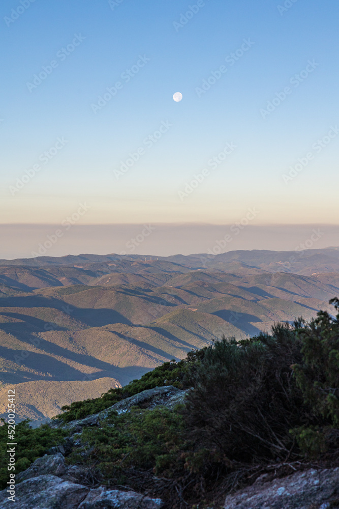 Vue au lever du soleil sur l'Hérault et le Parc naturel du Haut-Languedoc, et la Vallée de l'Orb depuis le sommet du Mont Caroux