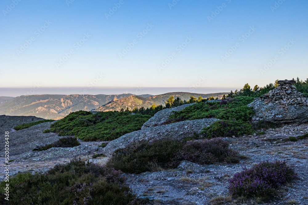 Vue au lever du soleil sur l'Hérault et le Parc naturel du Haut-Languedoc, et la Vallée de l'Orb depuis le sommet du Mont Caroux