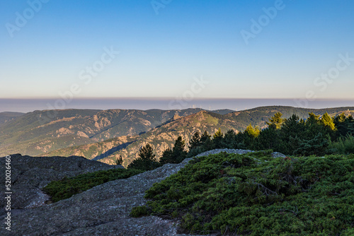 Vue au lever du soleil sur l H  rault et le Parc naturel du Haut-Languedoc  et la Vall  e de l Orb depuis le sommet du Mont Caroux