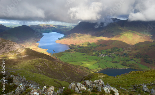 Obraz na płótnie The cloud covered summit of Grasmoor above Crummock Water and Buttermere in Autumn in the Lake District, UK. w salonie