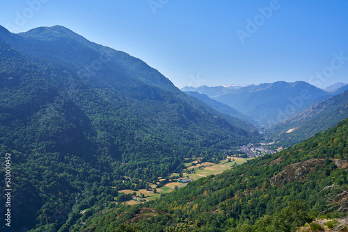 Fototapeta Naklejka Na Ścianę i Meble -  Panorámica del Valle de Arán desde Bossost