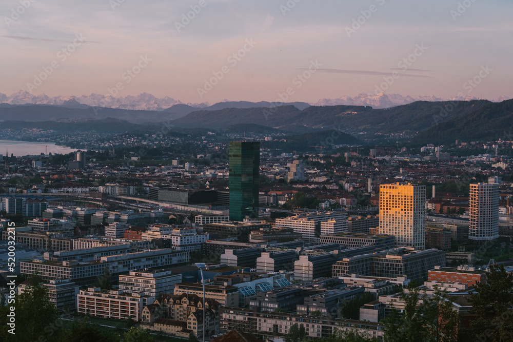 Aussicht über die Stadt Zürich mit dem Prime Tower im Mittelpunkt.