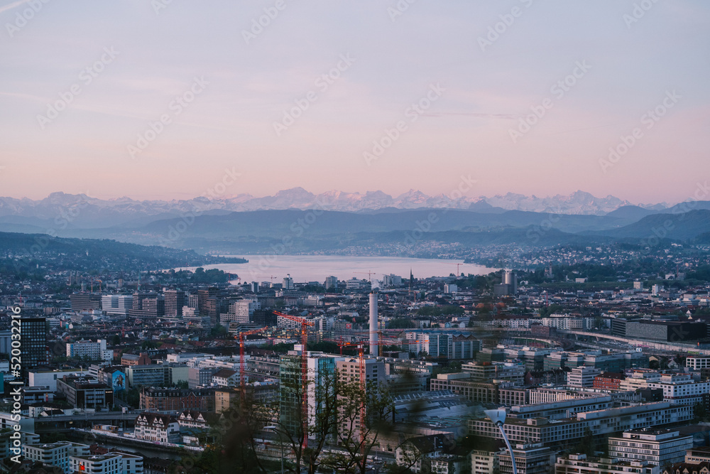 Schönste Aussicht über die Stadt Zürich bis in die Alpen. Fotografiert von der Waid. 