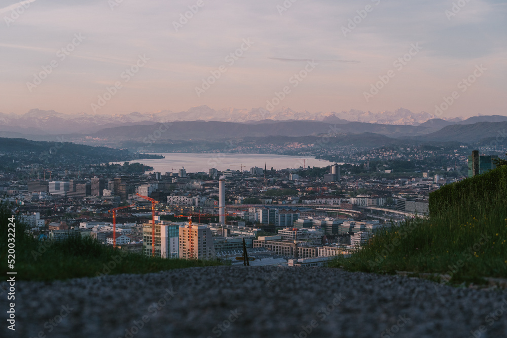 Schönste Aussicht über die Stadt Zürich bis in die Alpen. Fotografiert von der Waid bei Sonnenaufgang.