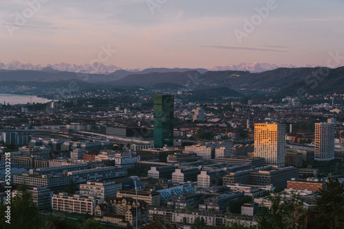 Aussicht über die Stadt Zürich mit dem Prime Tower im Mittelpunkt.