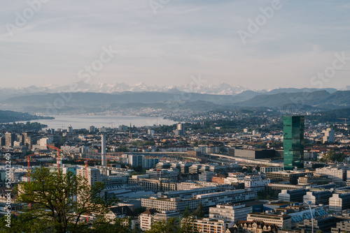 Fototapeta Naklejka Na Ścianę i Meble -  Schönste Aussicht über die Stadt Zürich bis in die Alpen. Fotografiert von der Waid. 