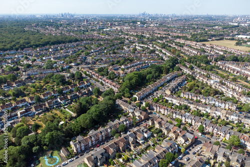 Photo Aerial view Highams Park, a residential neighbourhood surrounded by forest and green parks on the outskirts of London