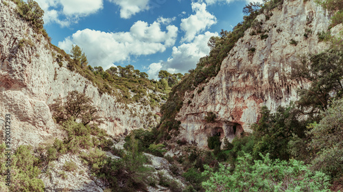 Hiking in the Véroncle gorges in the Luberon