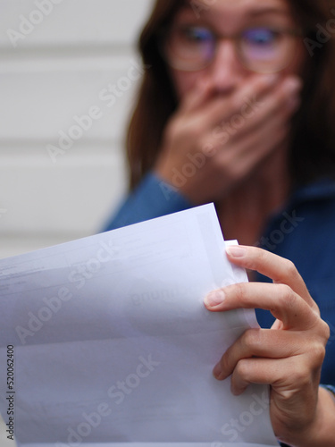 Erschrocken beim Lesen der Stromrechnung photo