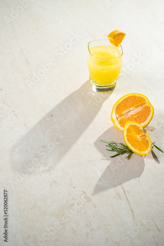
JUEGO DE NARANJA SON SOMBRA CON MESA BLANCA