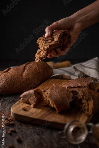 DARK PHOTOGRAPHY DE PAN ARTESANAL CON MANO EN ACCION