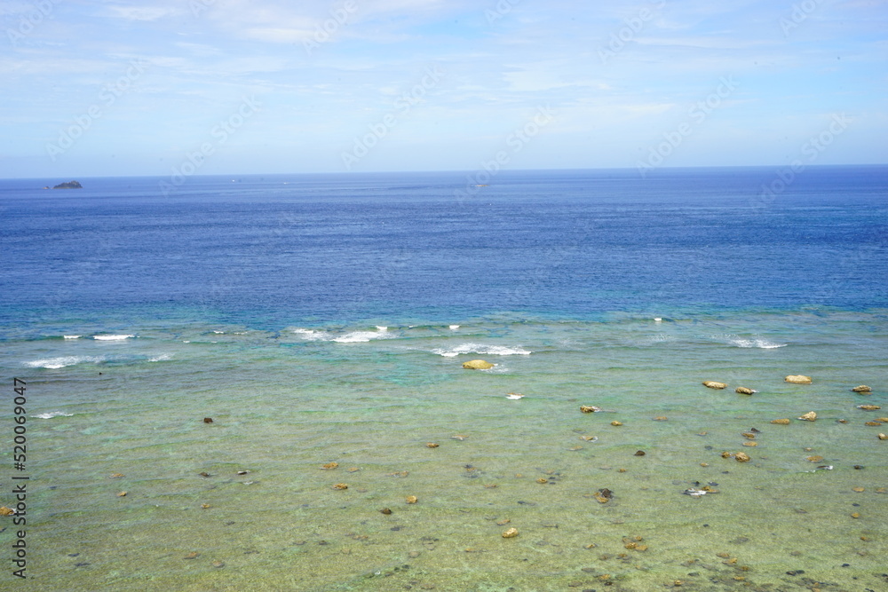 Obraz premium Blue Pacific Ocean from Kasarizaki Lighthouse in Amami Oshima, Kagoshima, Japan - 日本 鹿児島県 奄美大島 笠利崎灯台 青い海