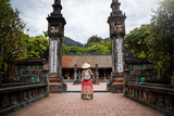 Mujer turista paseando por la antigua capital de Vietnam, Hoa Lu