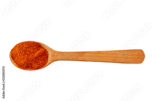paprika en poudre en gros plan dans une cuillère en bois