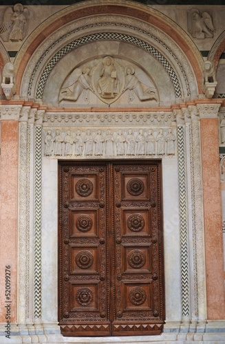 Il portale centrale della Cattedrale di San Martino a Lucca, Toscana, Italia