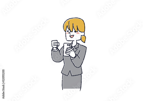 スマホを見ながら喜ぶ女性　スマートフォンを活用する人物