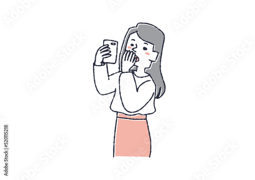 スマホを見ながら驚いている女性　スマートフォンを活用する人物