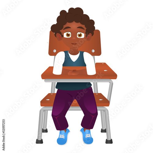 Niño de color moreno sentado en pupitre