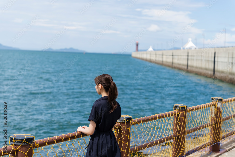 海岸にいる女性