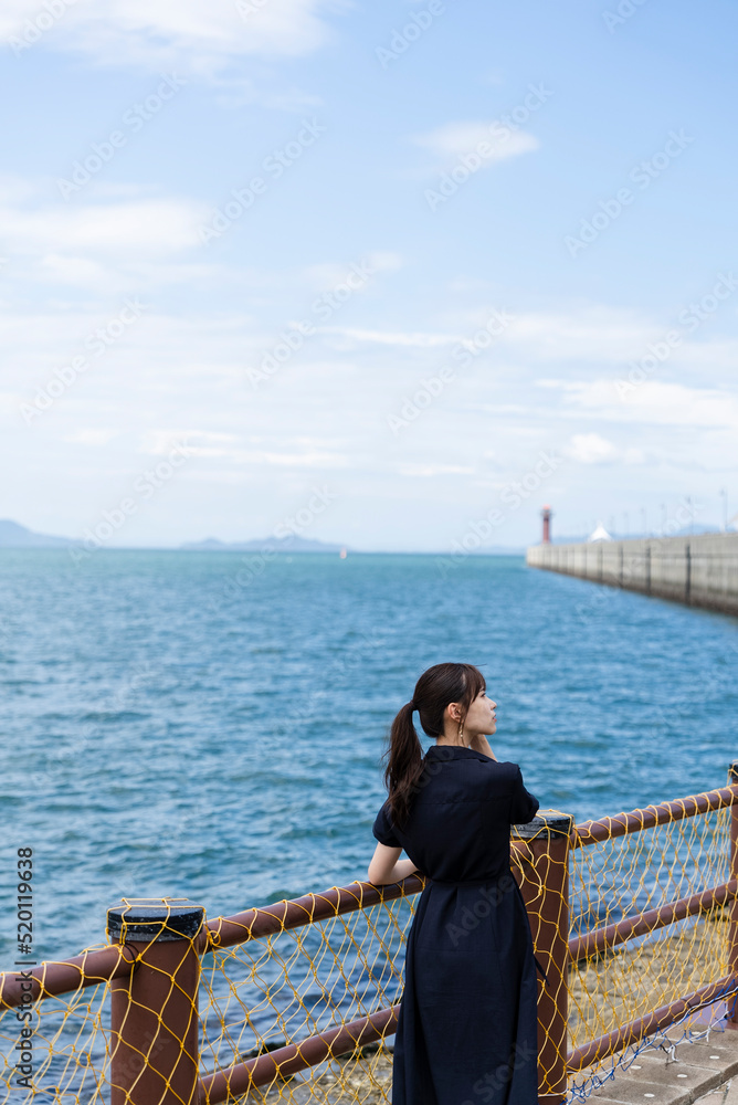 海岸にいる女性