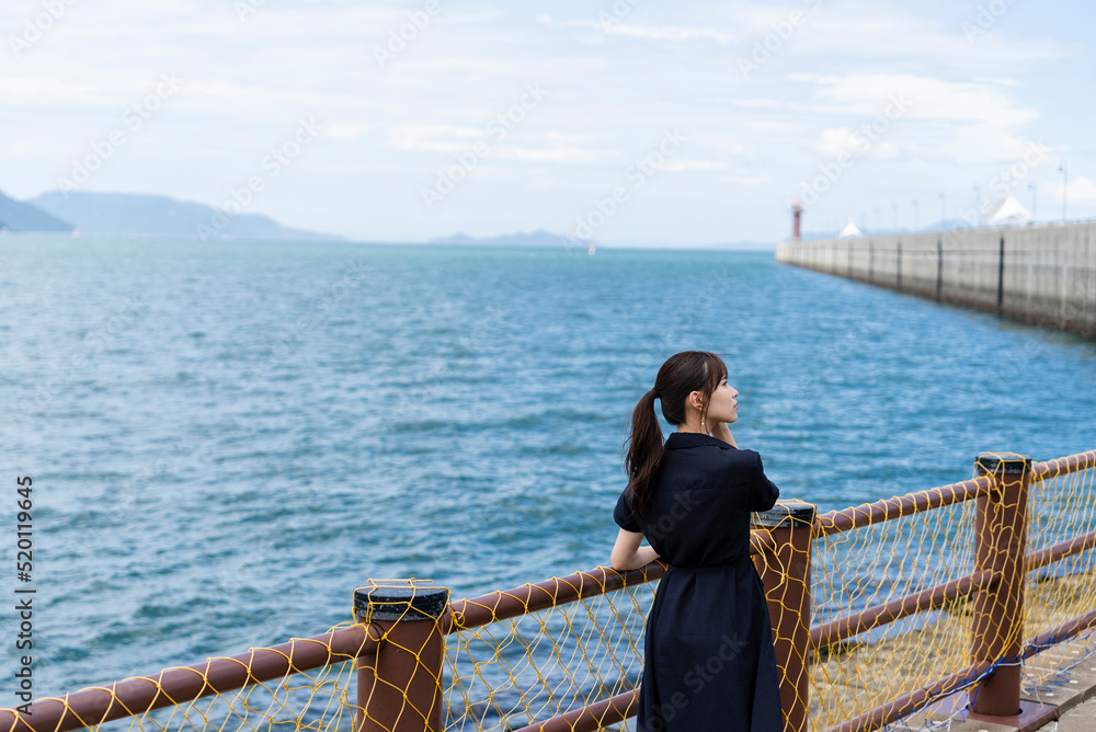海岸にいる女性 海岸にいる女性