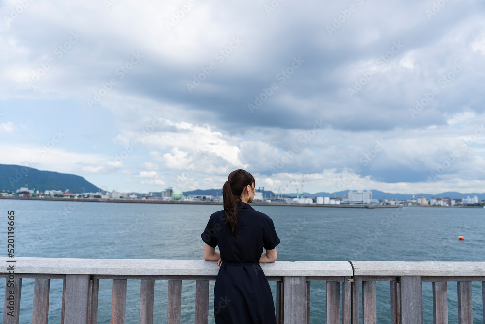 海岸にいる女性