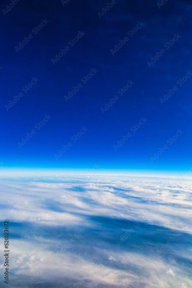 飛行機の窓から眺める大空 飛行機の窓から眺める大空