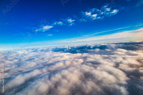 Fototapeta Naklejka Na Ścianę i Meble -  飛行機の窓から眺める大空