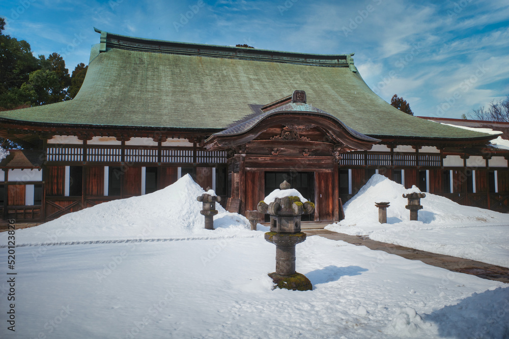 雪の仏教寺院