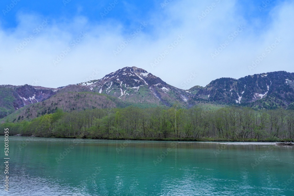 青空バックに見る新緑に包まれた大正池と焼岳のコラボ情景＠上高地、長野