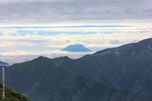 南アルプスの山、仙丈ケ岳からの風景。富士山を望む。