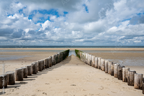 Buhlen im Sandstrand am Meer im Sommer