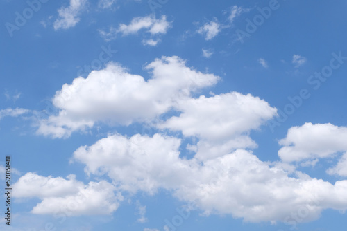 Ciel bleu d   t   avec des cumulus