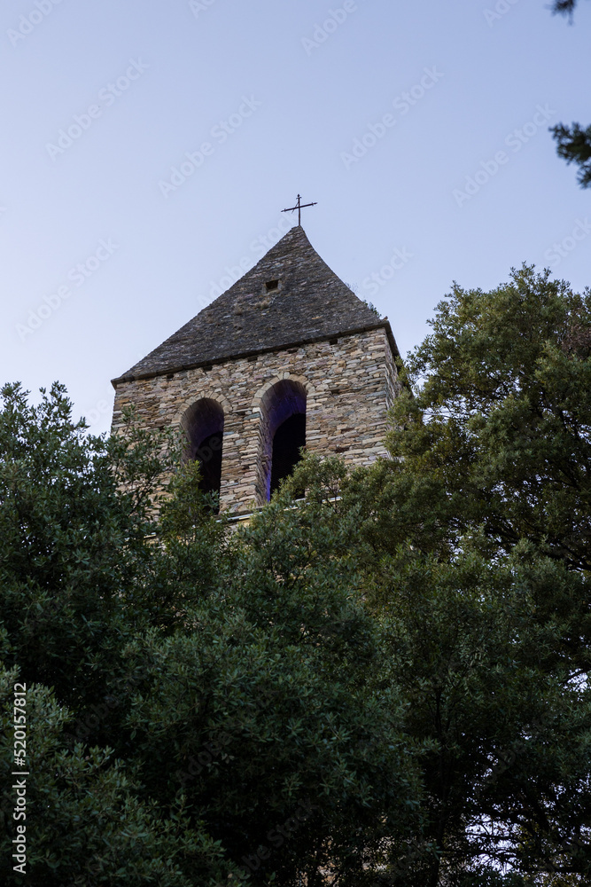 Clocher de l'Église Saint-Laurent d'Olargues au coucher du soleil