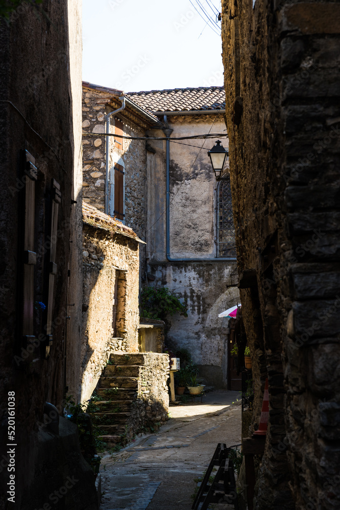 Ruelle du Hameau de Ceps à Roquebrun sous un soleil d'été